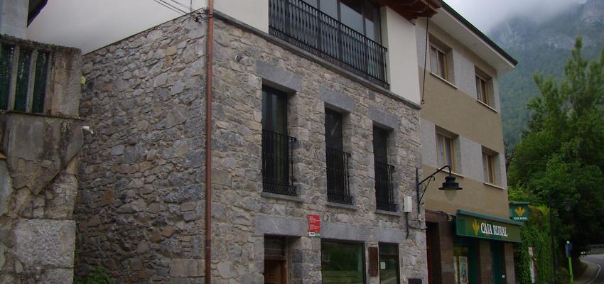 Exterior Estilo moderno Color marron, blanco, gris, gris  diseñado por Estudio de Arquitectura 4TRAZOS | Arquitecto 