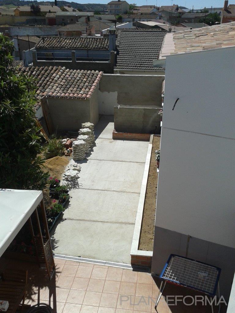 Garaje, Exterior, Jardin style tradicional color blanco, gris  diseñado por R.F.A.C. arquitecto | Arquitecto | Copyright La fotografía es mia