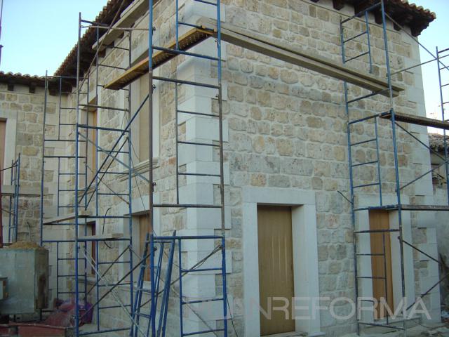 Exterior style clasico color beige, marron, blanco  diseñado por R.F.A.C. arquitecto | Arquitecto | Copyright la foto es propia