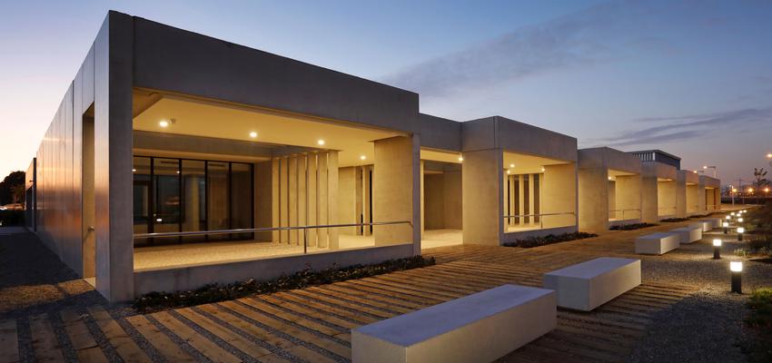 Exterior, Jardin Estilo moderno Color amarillo, azul cielo, gris  diseñado por Susana Pastor | Arquitecto | Copyright https://www.youtube.com/watch?v=V0-GOm2bEGM