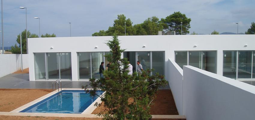 Piscina, Exterior, Jardin Estilo mediterraneo Color verde, azul, plateado  diseñado por Susana Pastor | Arquitecto | Copyright Susana Pastor