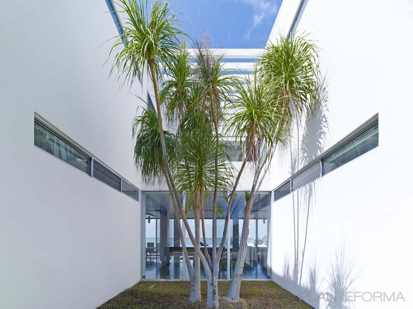Patio, Exterior Estilo moderno Color verde, azul, plateado