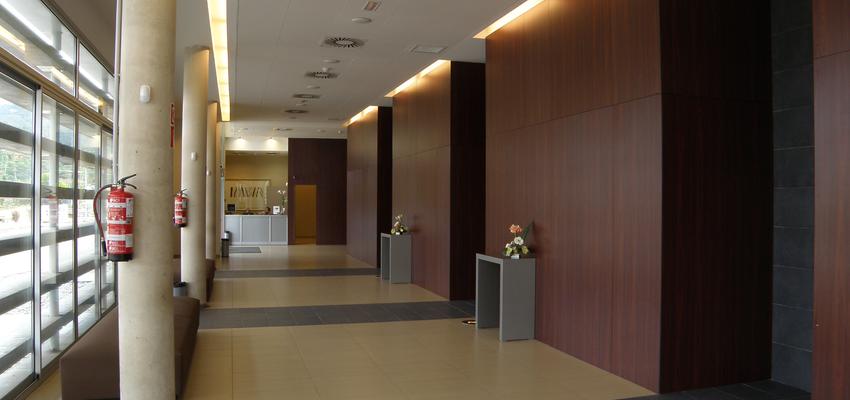Vestibulo, Galería, Sala de conferencias Estilo moderno Color beige, marron, marron  diseñado por Susana Pastor | Arquitecto | Copyright Susana Pastor