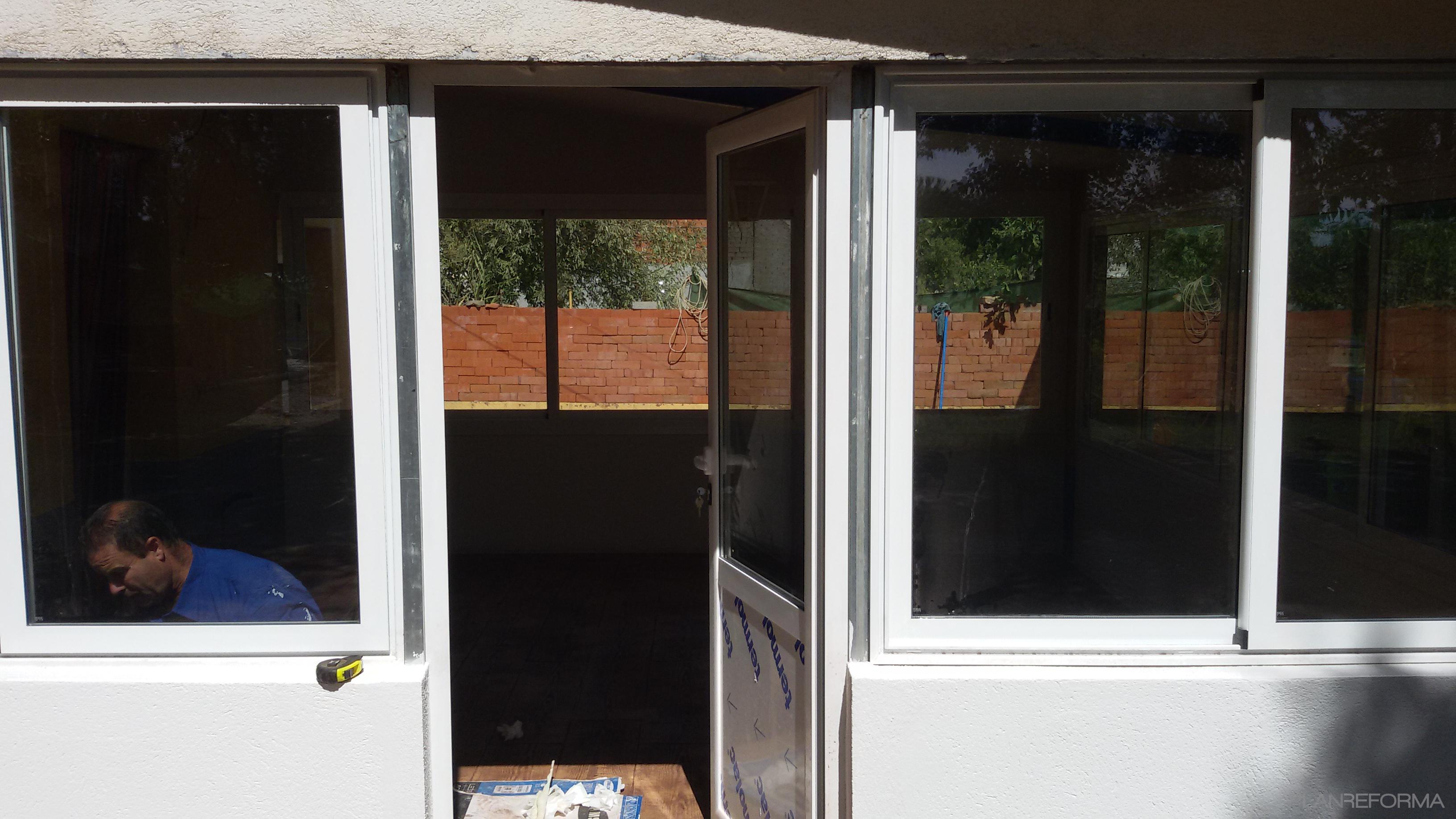 color marron, blanco, gris  diseñado por REFORMAS INTEGRALES | Gremio 