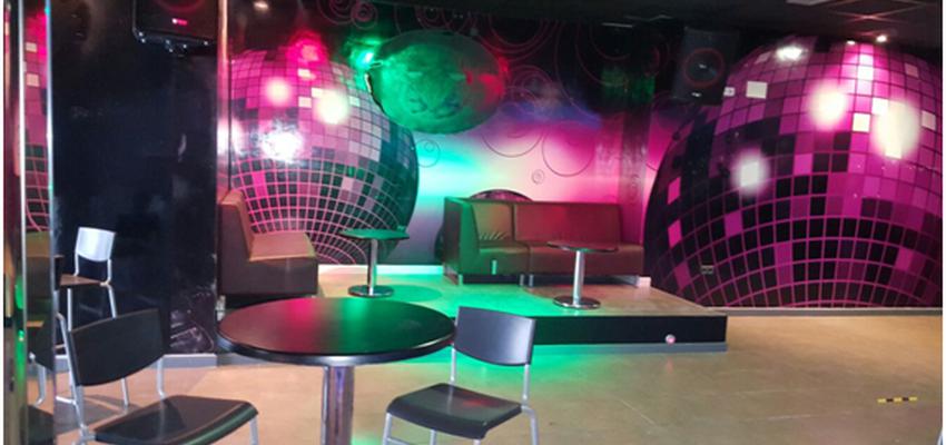 Salon, Bar, Loft Estilo moderno Color rojo, marron, amarillo  diseñado por ROCIO ANGELICA TORRADO ANTONIO | Arquitecto | Copyright -