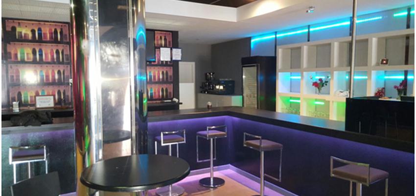 Salon, Cafeteria, Bar Estilo moderno Color verde, violeta, negro  diseñado por ROCIO ANGELICA TORRADO ANTONIO | Arquitecto | Copyright -