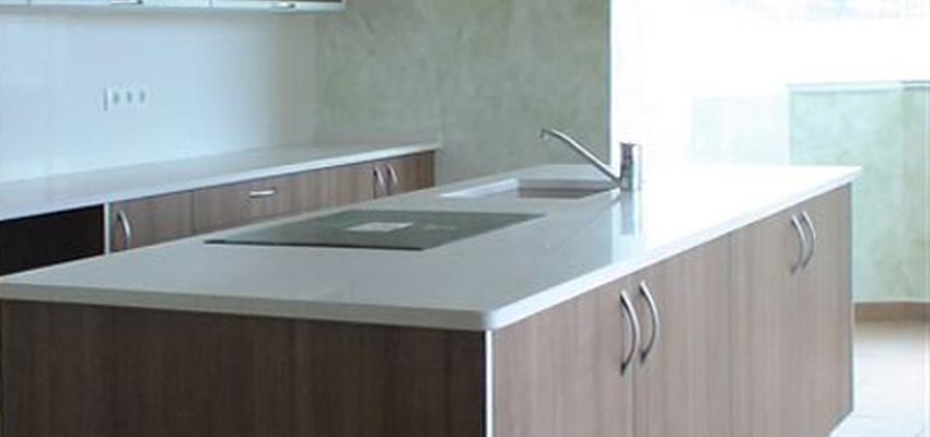 Cocina style contemporaneo color beige, marron  diseñado por PROESPAIS | Arquitecto 