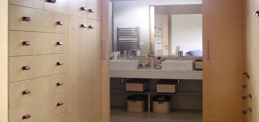 Baño, Vestidor, Tocador style contemporaneo color marron, blanco  diseñado por PROESPAIS | Arquitecto 
