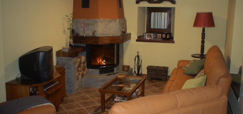 Sala de la TV, Salon style rustico color ocre, beige, gris  diseñado por PROESPAIS | Arquitecto 