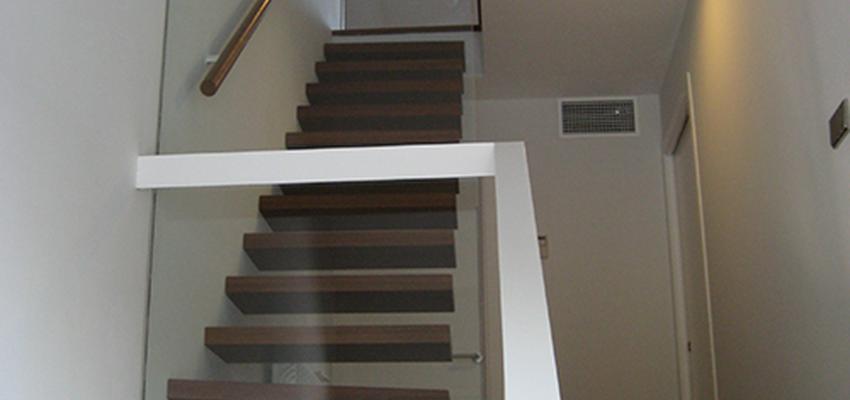 Escalera style moderno color marron, blanco  diseñado por Unestudio | Arquitecto 