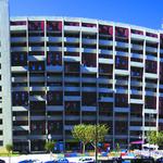 Exterior style contemporaneo color rojo, blanco, gris