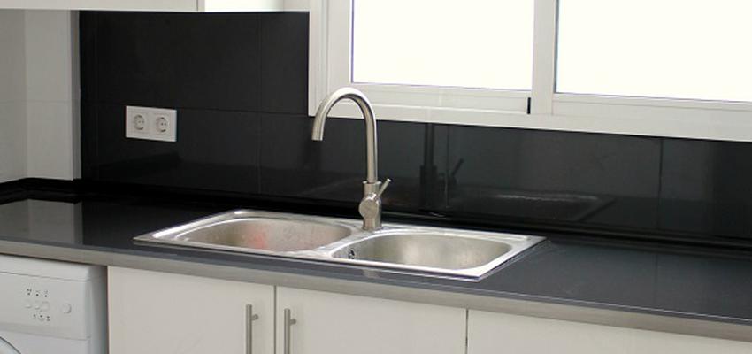 Cocina Estilo moderno Color blanco, gris, negro  diseñado por Kevin Raeymaekers | Gremio | Copyright Kevin Raeymaekers - KP Decor Studio