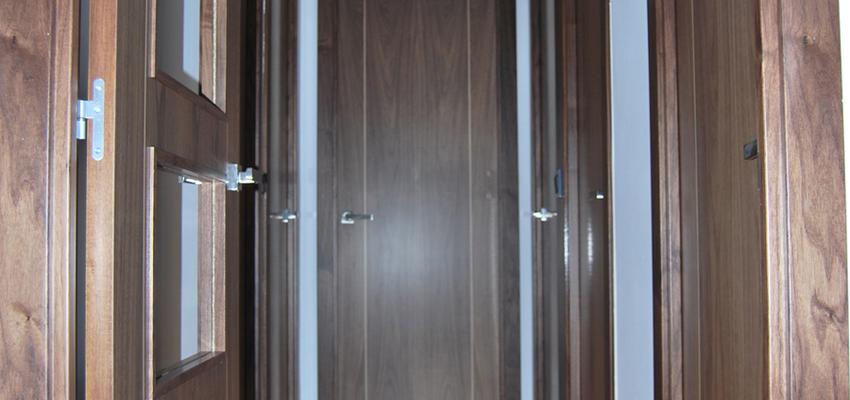 Pasillo style contemporaneo color marron, blanco, gris  diseñado por Bauen Arquitectes | Arquitecto 