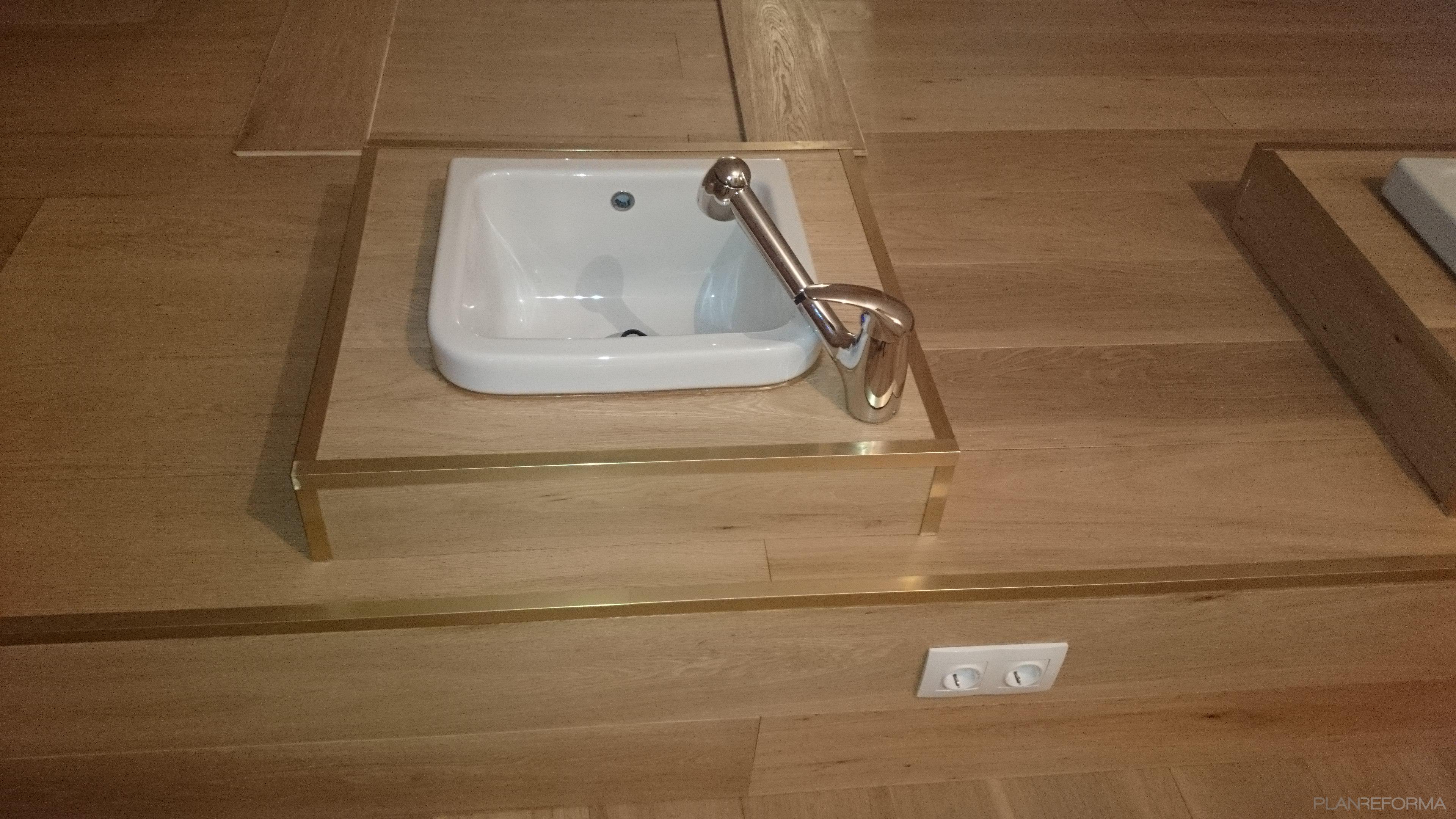 Tienda style contemporaneo color marron, blanco, plateado  diseñado por Ricardo Fernandez | Gremio 