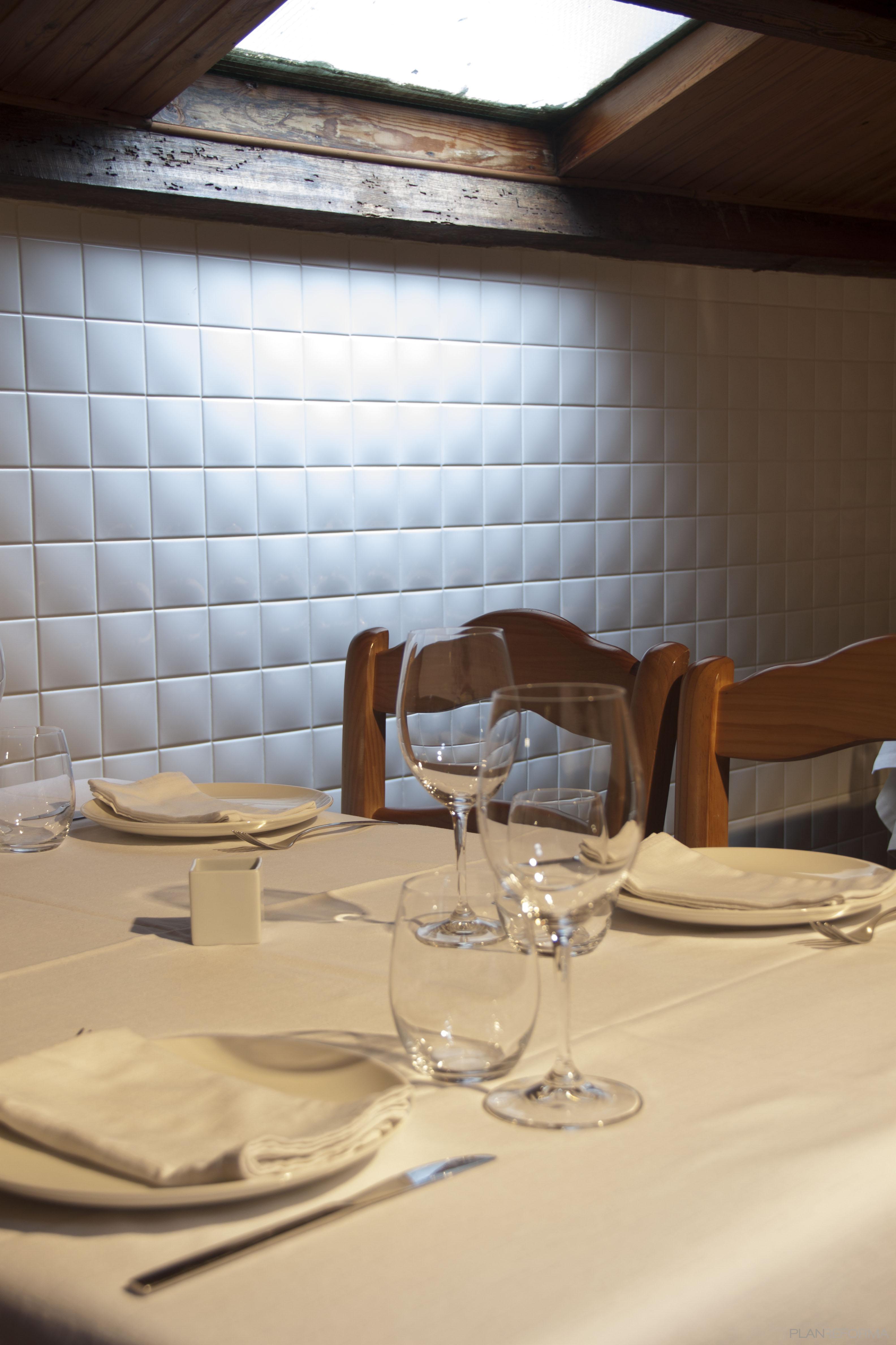 Restaurante Estilo mediterraneo Color marron, marron, blanco  diseñado por ALBERT SALVIA dissenyador d'interiors | Interiorista | Copyright Sandra G Cosano
