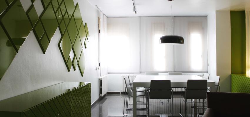 Comedor, Sala de la TV Estilo vanguardista Color verde, blanco, gris  diseñado por ALBERT SALVIA dissenyador d'interiors | Interiorista 