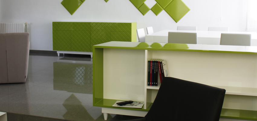 Comedor, Sala de la TV, Salon Estilo vanguardista Color verde, blanco, gris  diseñado por ALBERT SALVIA dissenyador d'interiors | Interiorista 