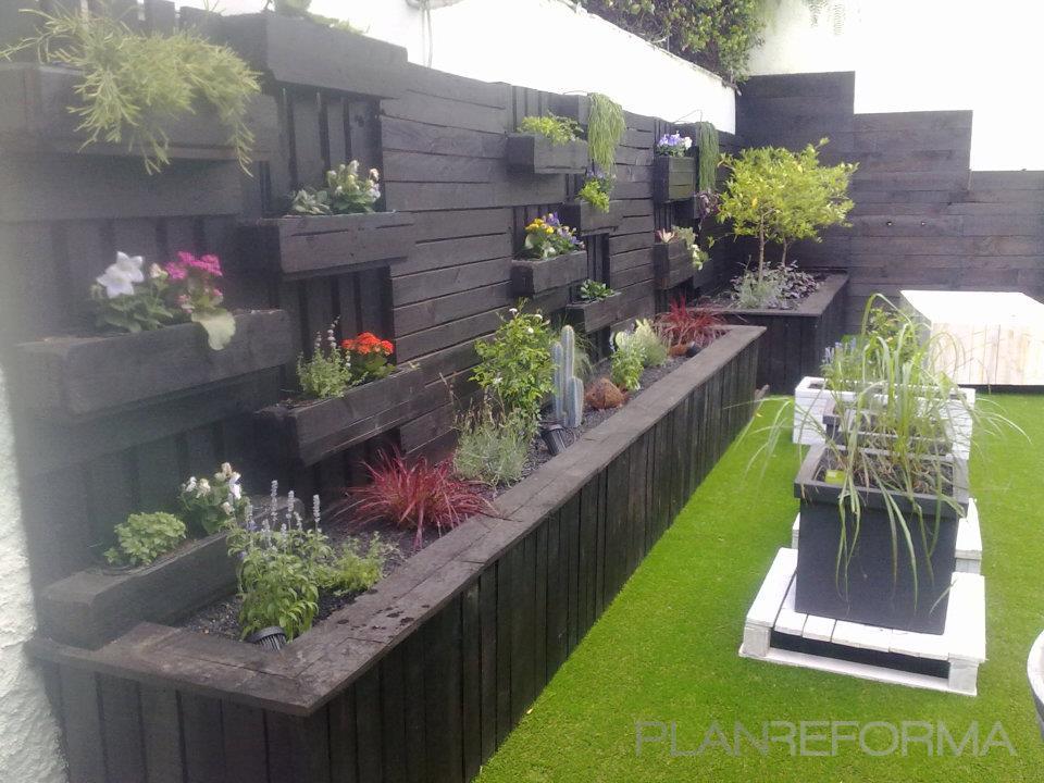 Terraza, Exterior, Jardin Estilo moderno Color verde, azul, marron  diseñado por HazmiJardín | Gremio | Copyright HazmiJardín