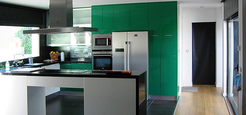 Comedor, Cocina Estilo moderno Color verde, blanco, negro  diseñado por Javier Obregón | Interiorista 