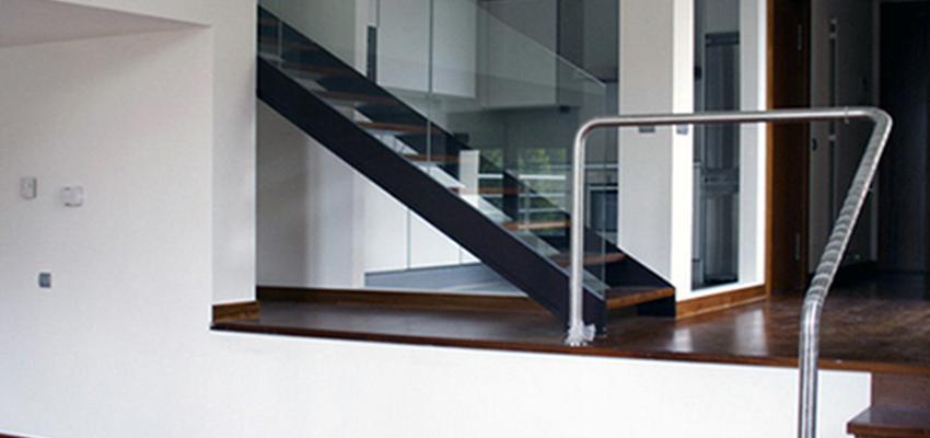 Cocina, Salon, Escalera Estilo contemporaneo Color marron, blanco, gris  diseñado por Javier Obregón | Interiorista 