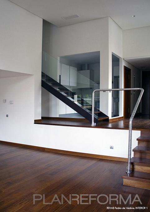 Cocina, Salon, Escalera Estilo contemporaneo Color marron, blanco, gris  diseñado por Javier Obregón | Interiorista 
