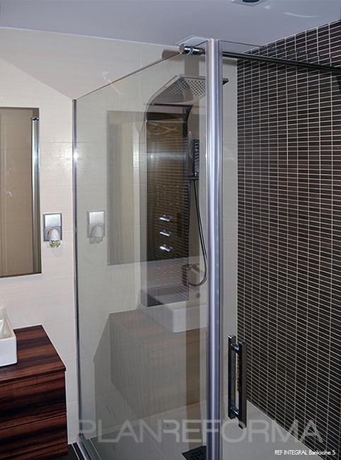 Baño Estilo contemporaneo Color marron, beige, blanco  diseñado por Javier Obregón | Interiorista 
