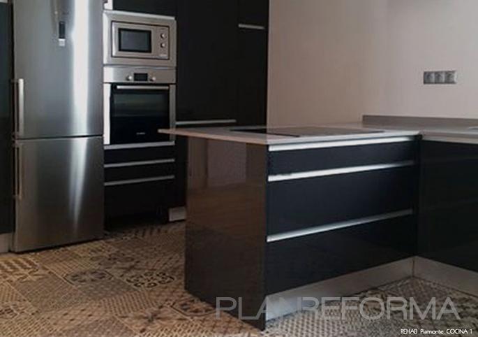 Cocina Estilo moderno Color beige, blanco, gris, gris, negro, plateado  diseñado por Javier Obregón | Interiorista 