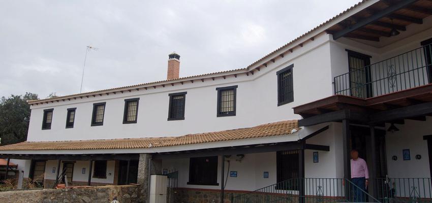 Exterior style rustico color marron, marron, blanco, gris, gris  diseñado por Trabajos Técnicos | Arquitecto Técnico 