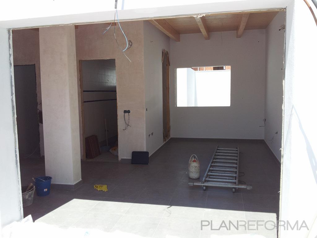 Loft style contemporaneo color beige, blanco, gris  diseñado por Trabajos Técnicos | Arquitecto Técnico 