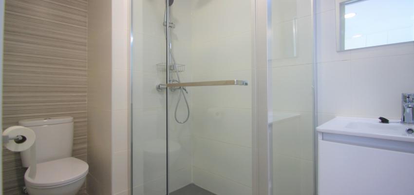 Baño Estilo moderno Color beige, marron, marron  diseñado por Ubica Interiores | Gremio | Copyright Ubica Interiores