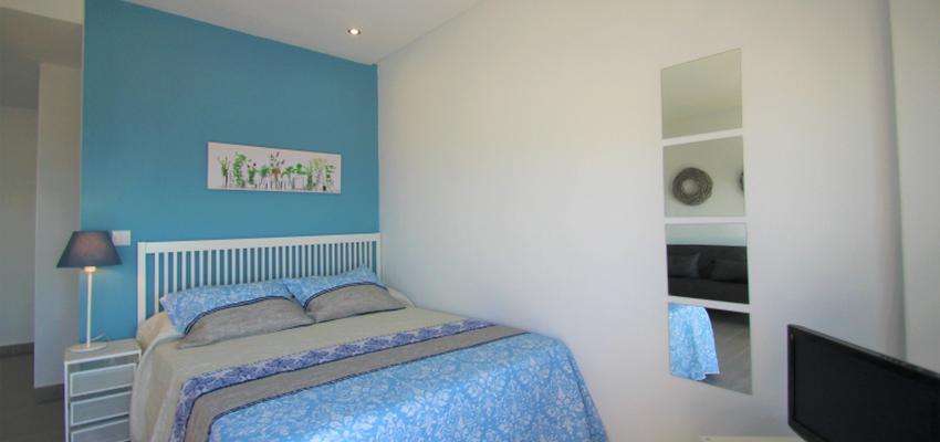 Dormitorio Estilo mediterraneo Color azul cielo, azul, azul oscuro  diseñado por Ubica Interiores | Gremio | Copyright Ubica Interiores