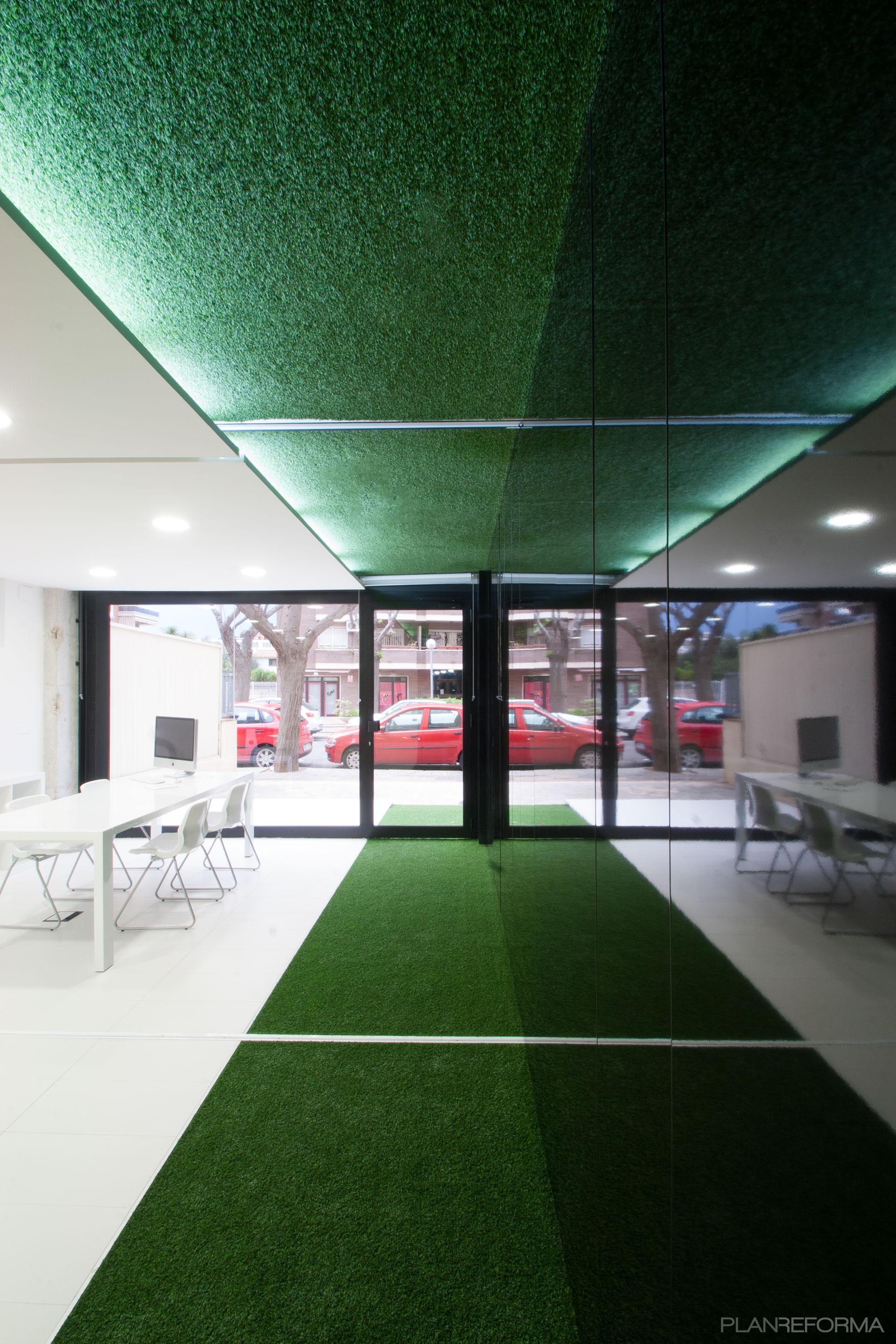 Oficina style moderno color marron, verde, azul  diseñado por Roger Blasco Badia | Arquitecto | Copyright Arquitecto: Roger Blasco / Estudi Erba