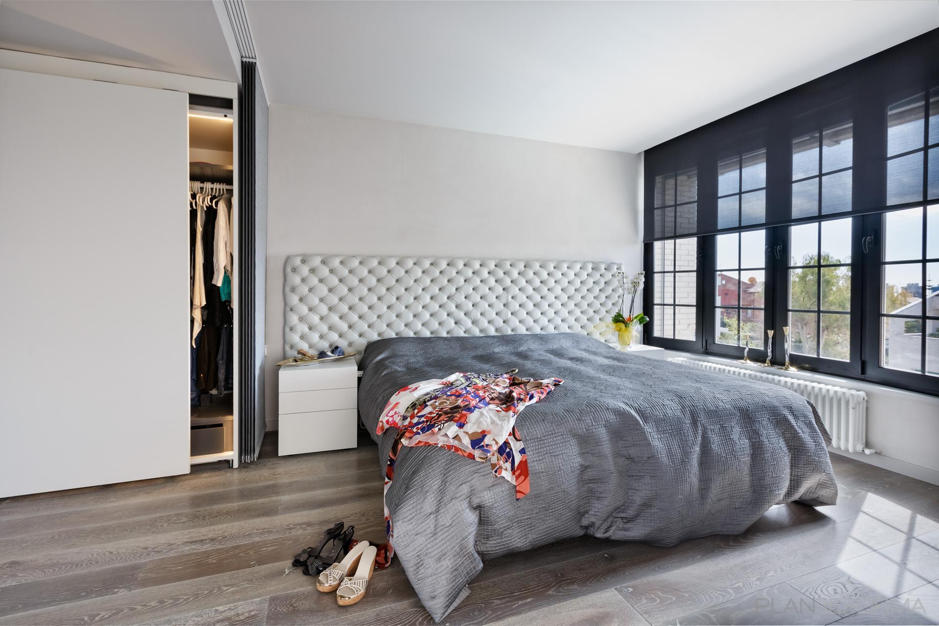 Dormitorio Estilo moderno Color blanco, gris, gris  diseñado por Carmen Linares | Gremio | Copyright Proyecto de Gramil Interiorismo y fotografías de Muriel C. de Jong