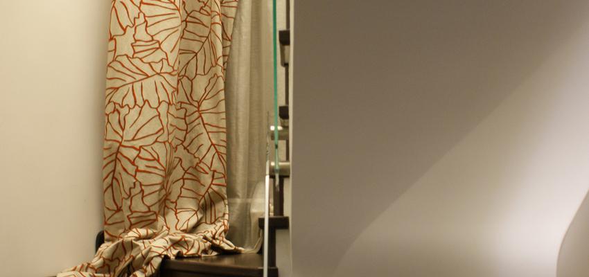 Escalera Estilo contemporaneo Color marron, bronce  diseñado por INTERIORES 10  ( Ricardo Pérez Aguilera) | Interiorista | Copyright Interiores 10