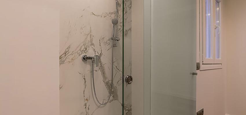 Baño Estilo moderno Color marron, beige, plateado  diseñado por INTERIORES 10  ( Ricardo Pérez Aguilera) | Interiorista | Copyright Interiores 10