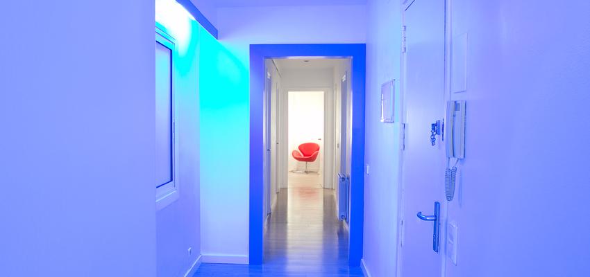 Pasillo style moderno color azul cielo, azul, azul oscuro  diseñado por Montse  | Interiorista 