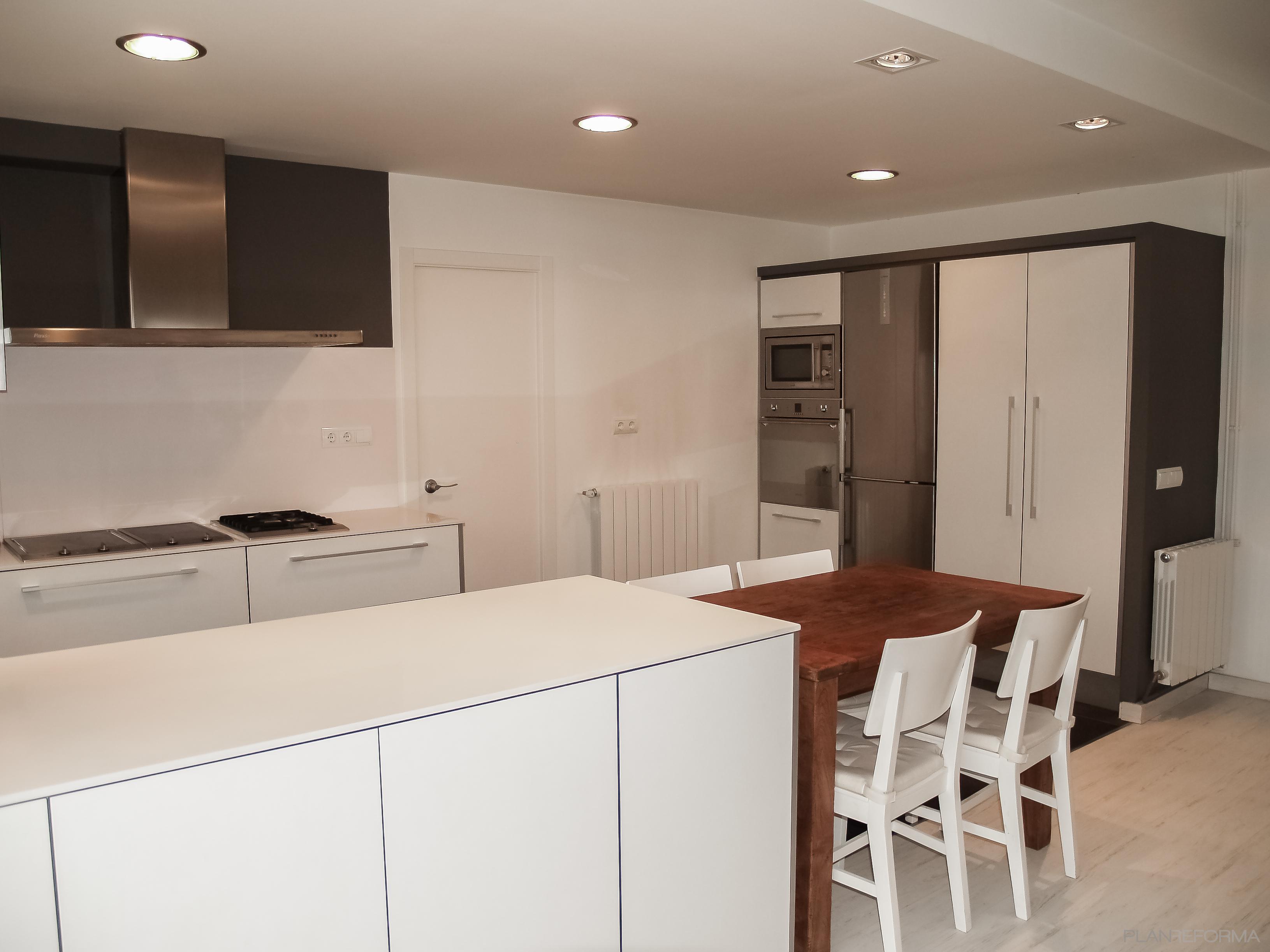 Comedor, Cocina style contemporaneo color blanco, gris, negro  diseñado por Adela Xirau Interiors | Interiorista 