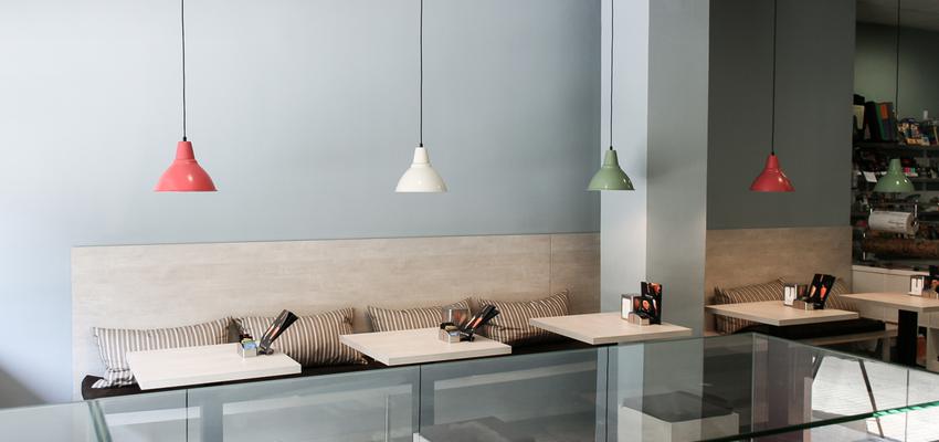 Tienda, Cafeteria style contemporaneo color rojo, azul cielo, beige  diseñado por Adela Xirau Interiors | Interiorista 