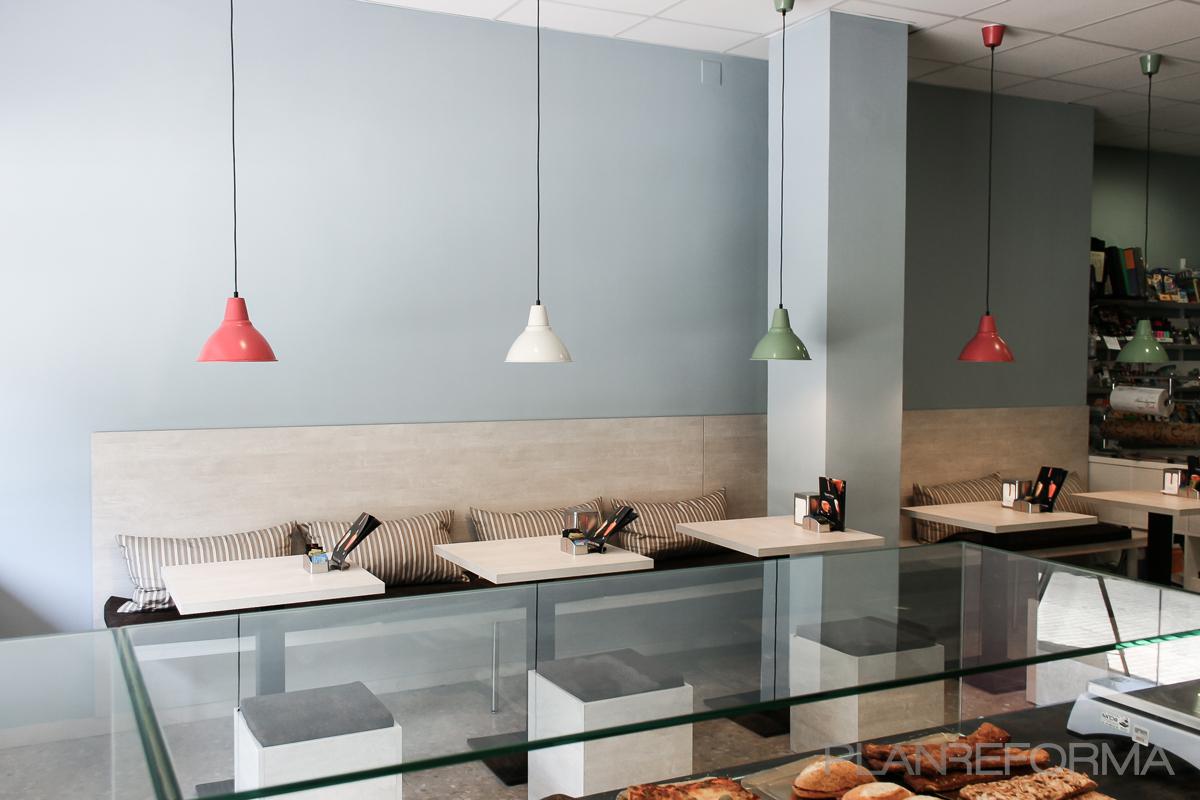 Tienda, Cafeteria style contemporaneo color rojo, azul cielo, beige  diseñado por Adela Xirau Interiors | Interiorista 