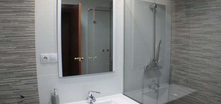 Baño Estilo contemporaneo Color blanco, gris, gris  diseñado por Gestionarq | Arquitecto Técnico 