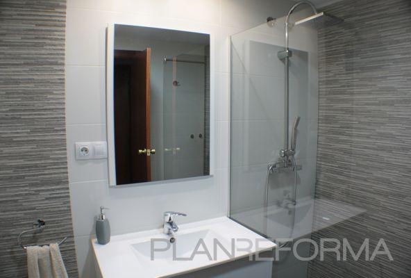 Baño Estilo contemporaneo Color blanco, gris, gris  diseñado por Gestionarq | Arquitecto Técnico 