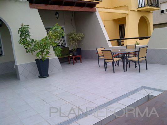Terraza Estilo tradicional Color amarillo, verde, marron, gris, gris, negro  diseñado por Gestionarq | Arquitecto Técnico 