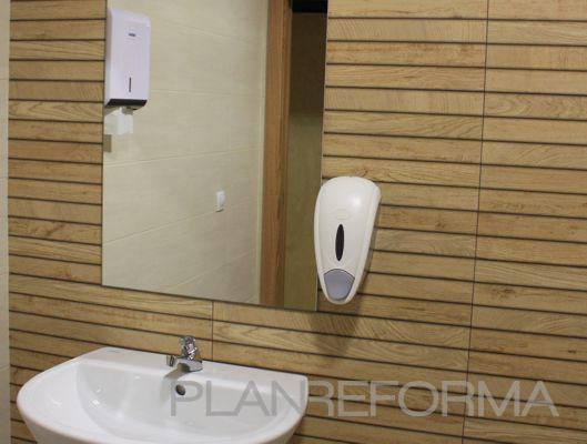 Baño Estilo contemporaneo Color marron, blanco, plateado  diseñado por Gestionarq | Arquitecto Técnico 