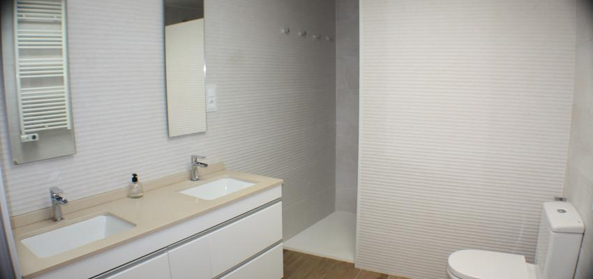 Baño Estilo moderno Color blanco  diseñado por Gestionarq | Arquitecto Técnico | Copyright Soy propietario de la imagen