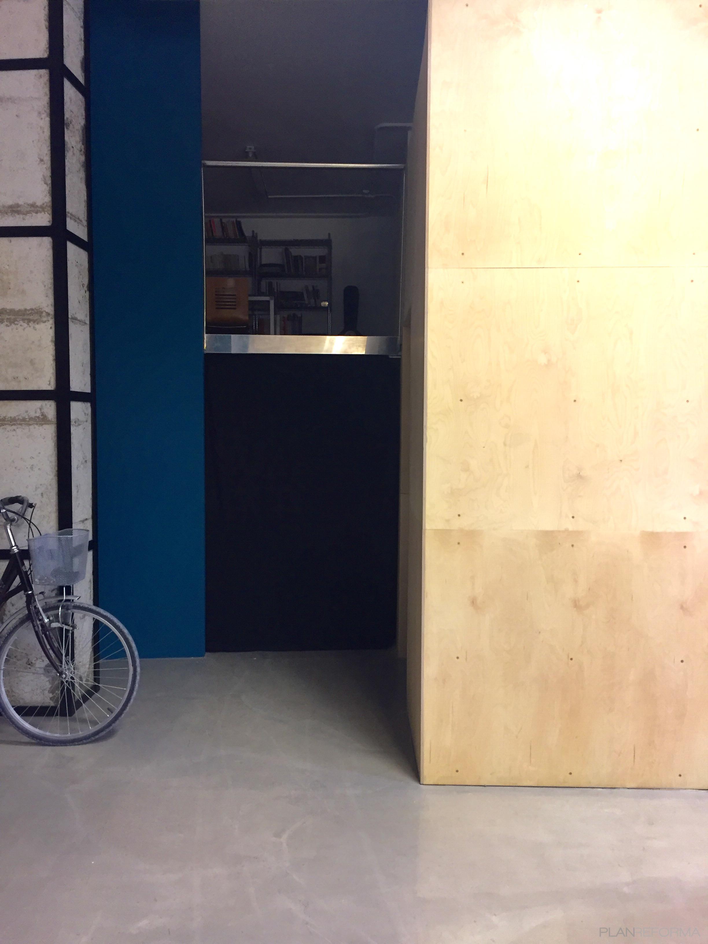 Estudio style contemporaneo color marron, azul oscuro, blanco, gris, negro  diseñado por Iker Soto | Arquitecto 