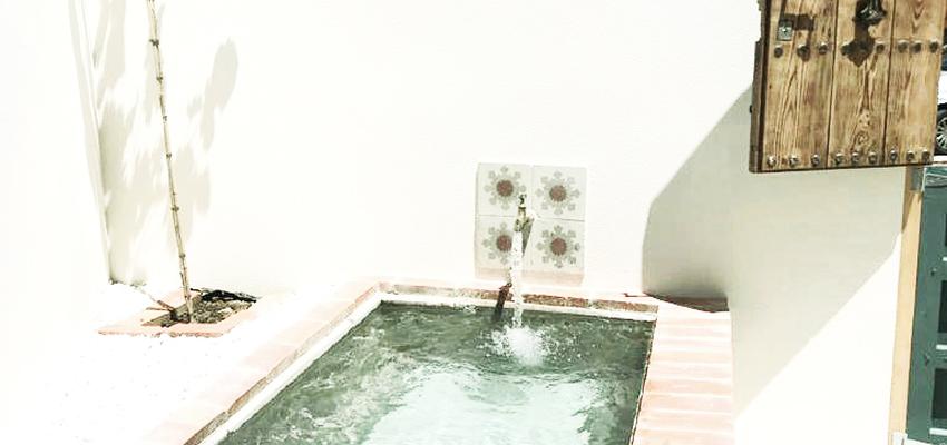 Patio, Piscina Estilo rustico Color blanco  diseñado por Gustavo Alvarez Rivas | Reformista, constructor | Copyright Propia