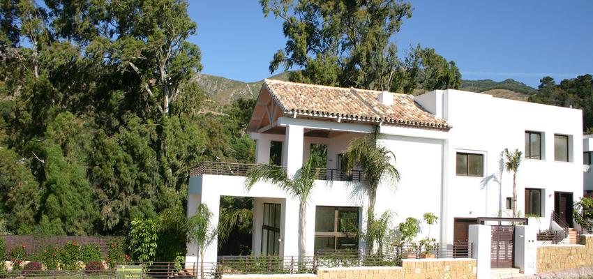 Terraza, Porche, Exterior Estilo mediterraneo Color blanco  diseñado por Gustavo Alvarez Rivas | Reformista, constructor | Copyright Propia