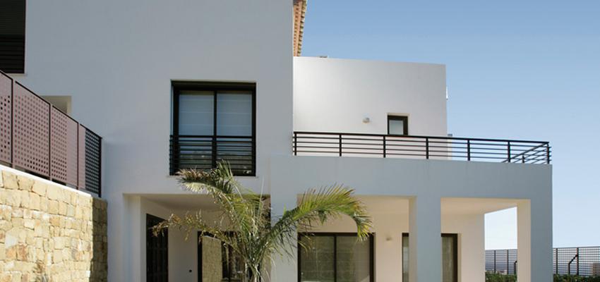 Piscina, Porche, Jardin Estilo mediterraneo Color blanco  diseñado por Gustavo Alvarez Rivas | Reformista, constructor | Copyright Propia Piscina, Porche, Jardin Estilo mediterraneo Color blanco  diseñado por Gustavo Alvarez Rivas | Reformista, constructor | Copyright Propia