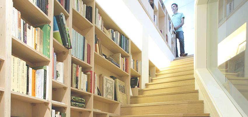 Sotano, Escalera Estilo contemporaneo Color blanco  diseñado por Gustavo Alvarez Rivas | Reformista, constructor | Copyright Propia