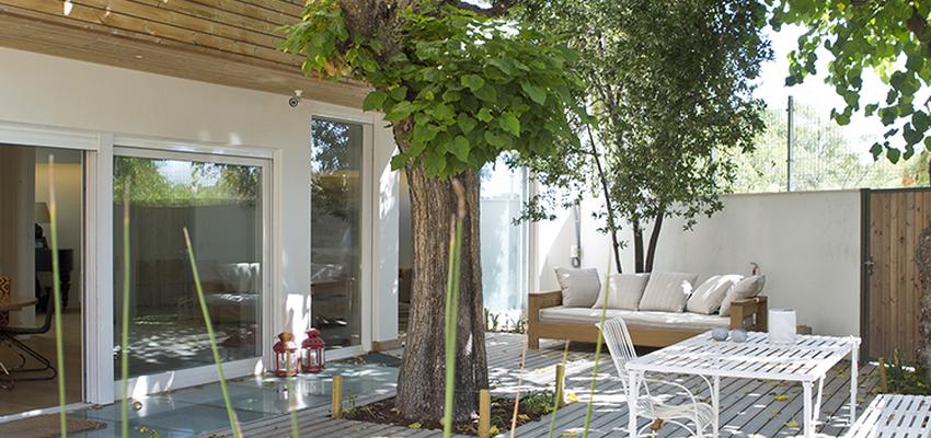 Patio, Piscina, Exterior Estilo contemporaneo Color blanco  diseñado por Gustavo Alvarez Rivas | Reformista, constructor | Copyright Propia